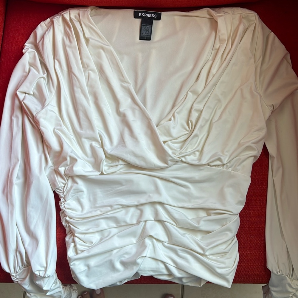 Rouched blouse long sleeve, flattering neckline and rouching at waist